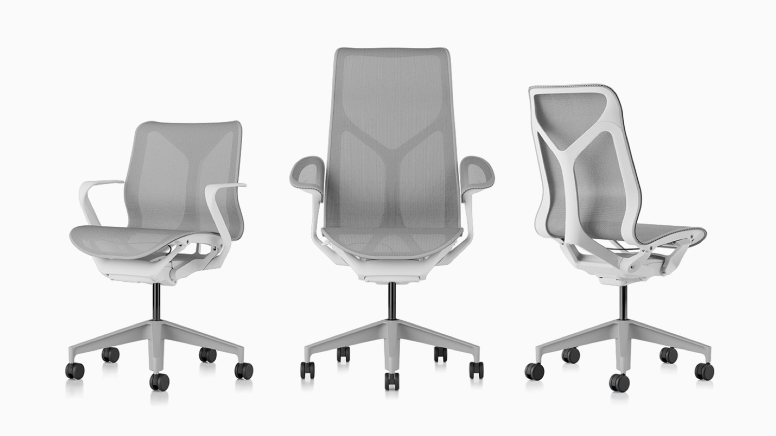 Cosm ergonomische Bürostühle mit niedriger Rückenlehne, hoher Rückenlehne und mittlerer Rückenlehne mit Untergestell und Rahmen in Studio White und Aufhängematerial in Mineral hellgrau.