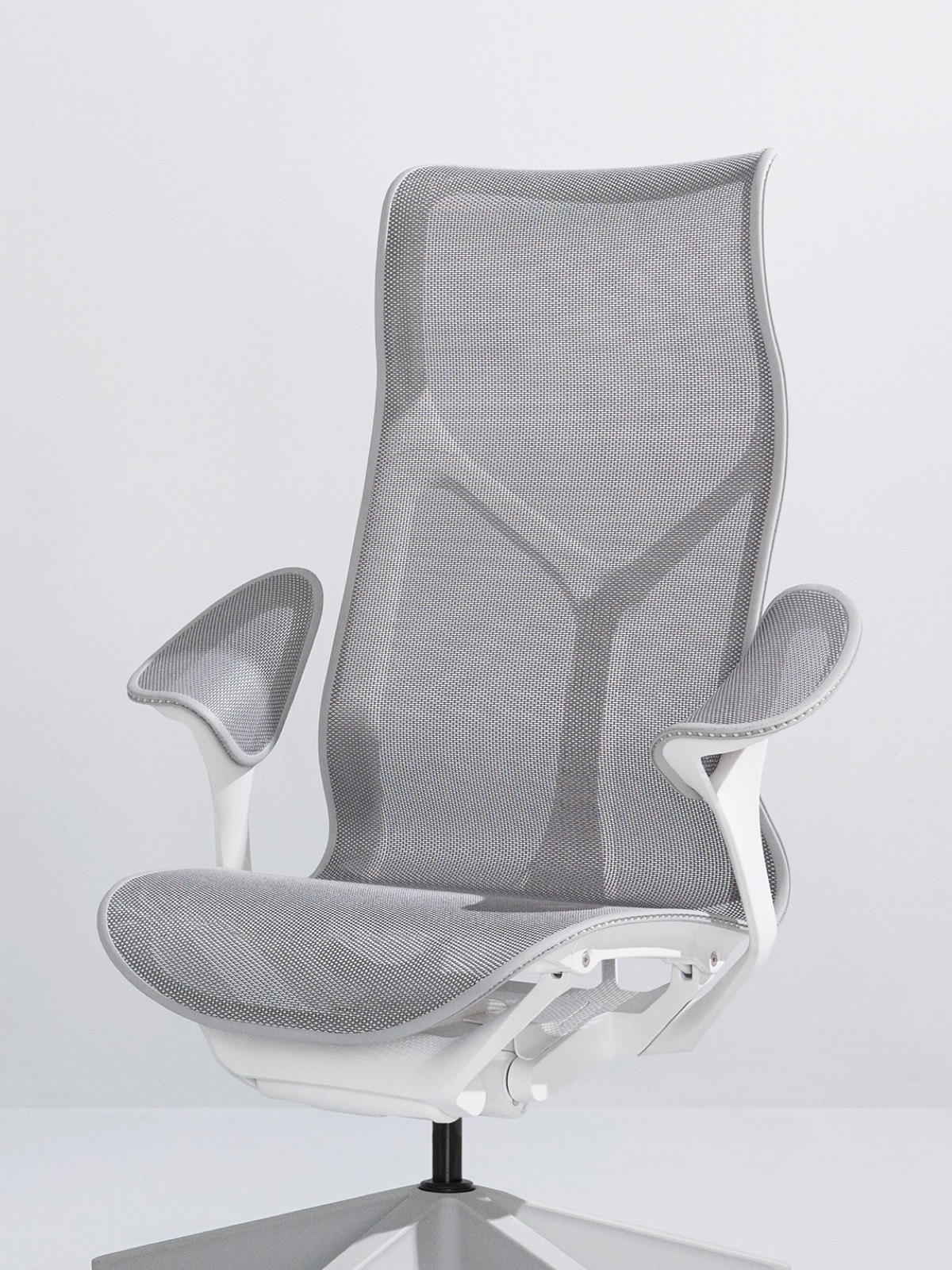 Ein Mineral grauer Stuhl Cosm des hohen Rückens mit einem weißen Rahmen und Blattarmen auf einem hellgrauen Hintergrund.
