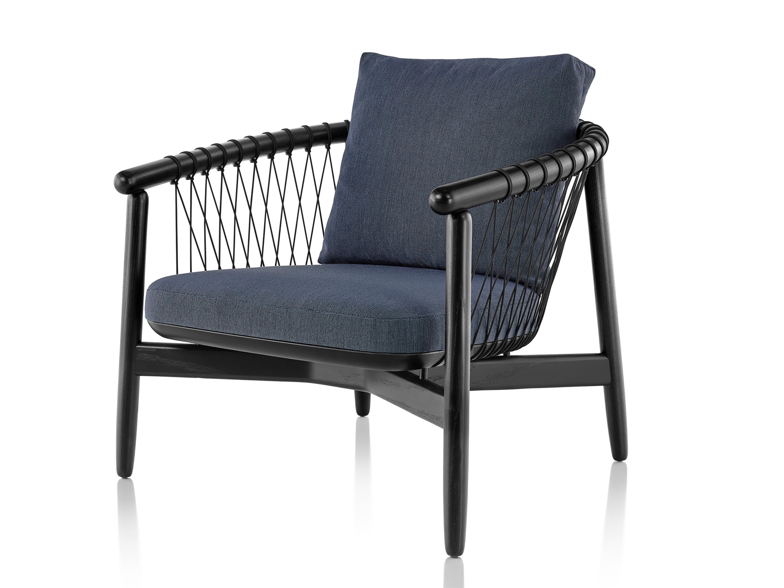 Marineblau gepolsterter Crosshatch Chair mit schwarzem Holzgestell, von vorne schräg betrachtet.